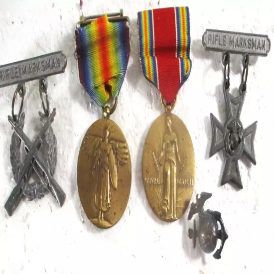 5 WW 1 & 2, MEDALS GREAT WAR / FREEDOM OF SPEECH & 2 MARKSMAN & A MARINE PIN