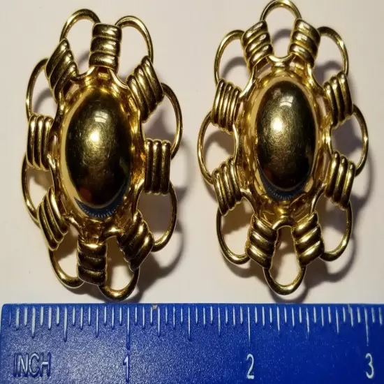 VINTAGE TRIFARI BOLD BUTTON GOLD TONED METAL CLIP ON EARRINGS