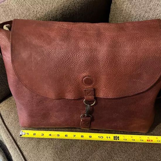 Duluth Trading Company Single Flap Leather Messenger Bag Brown Commuter Tote