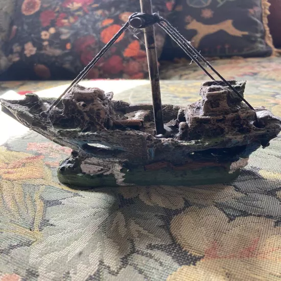 Small Resin Ship Wreck Aquarium Decor Hobo Sign 