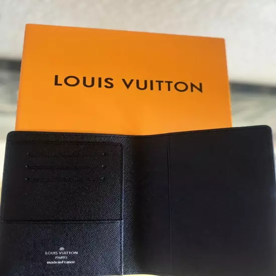 louis vuitton passport Holder