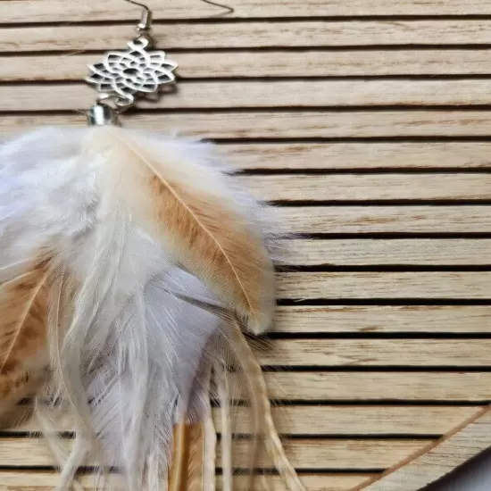 Elegant Beige and White Feather Earrings with Floral Accents – Bohemian Lightwei