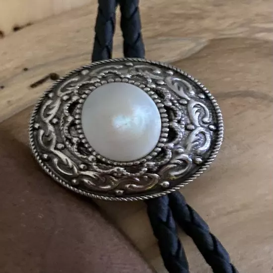 ESTATE FIND VINTAGE Wedding Cowgirl/ Cowboy Bolo Tie Silver Tone Mother Of Pearl