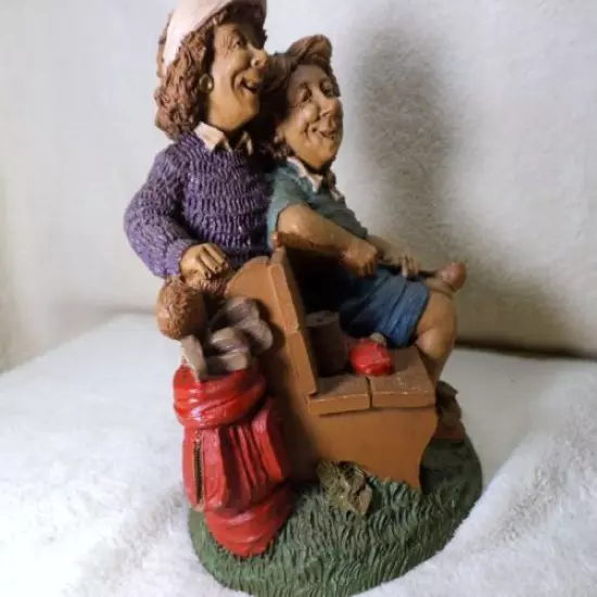 golf ladies figurine - peacan shell resin - very detailed