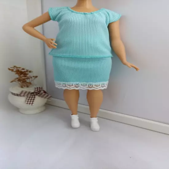 siut for Curvy doll, stretch, no hook and loop.