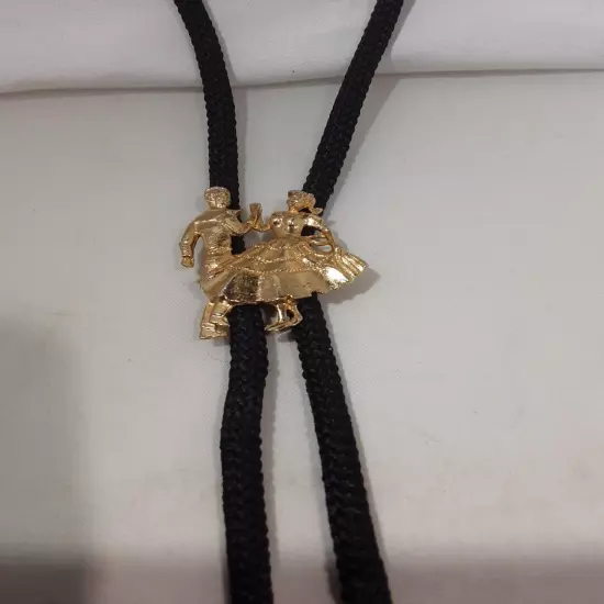 Vtg. WESTERN COUPLE SQUARE DANCERS GOLD COLOR BOLO BOOTLACE TIE