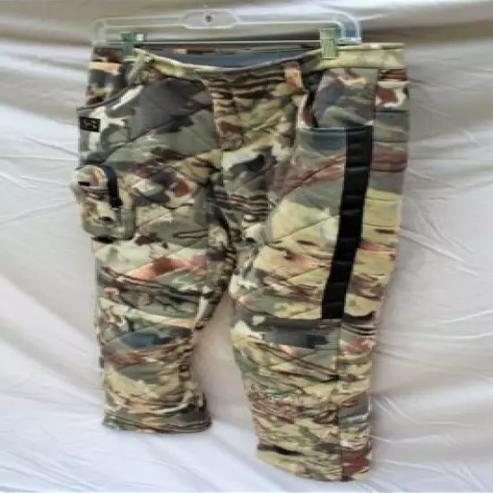 NEW/ Women's Under Armour camo pants size 6 Loose