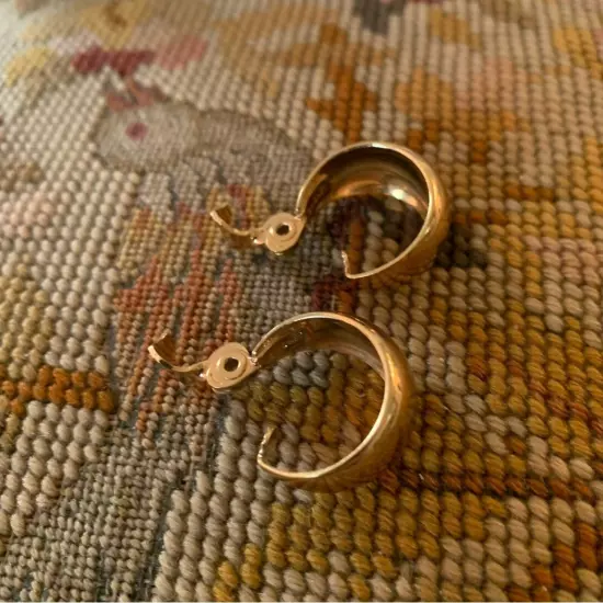 Monet Vintage Women’s Hinge Wedding Hoop Earrings Wide Gold-Tone Classic 3/4”L