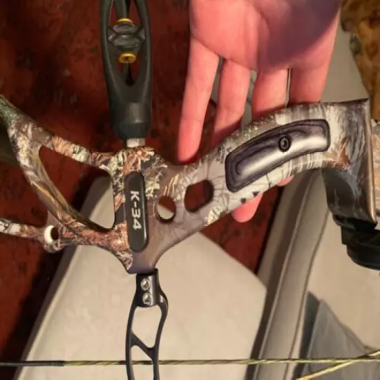 Obsession K34 RH Compound Hunting Bow Realtree Camo 70# mods, arrow rest, sight.