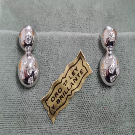 18 K WHITE GOLD EARRINGS WITH 14 DIAMONDS 0.20 CARATS. Weight 2.80 gr.