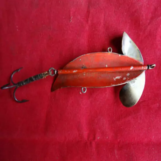 A SCARCE VINTAGE UNNAMED VICTORIAN 3 1/2" (BODY LENGTH) COMET LURE