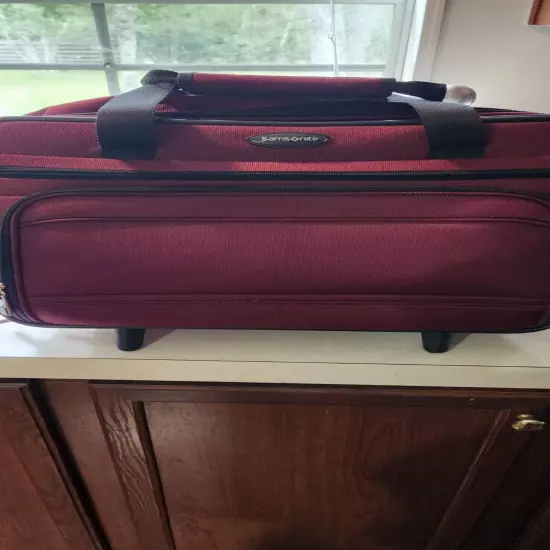 Samsonite Dkx Wheeled Tote Burgundy. In very very good rarely used condition