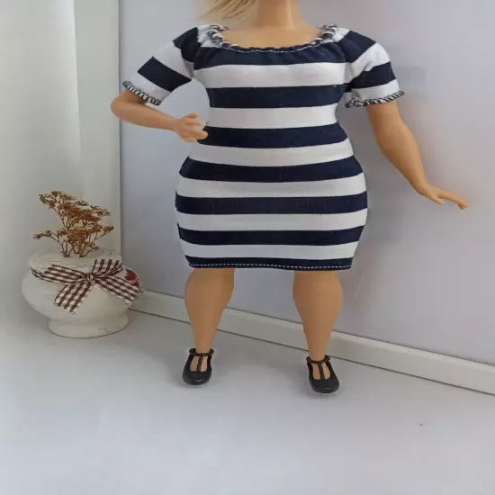 Dress for Curvy doll, stretch, no hook and loop.