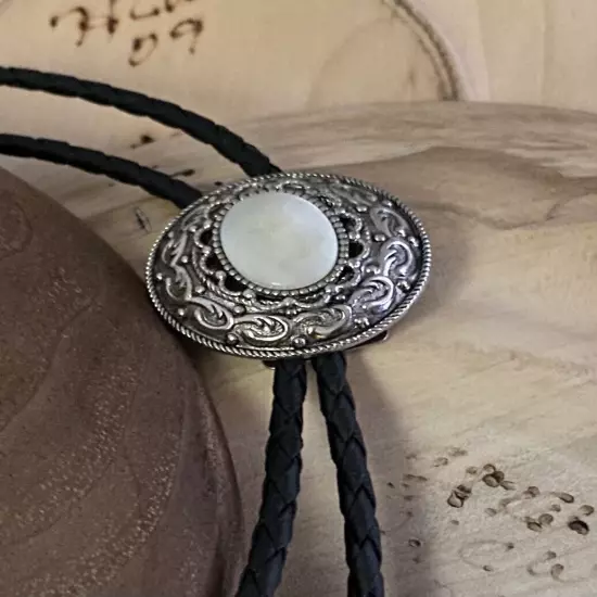 ESTATE FIND VINTAGE Wedding Cowgirl/ Cowboy Bolo Tie Silver Tone Mother Of Pearl