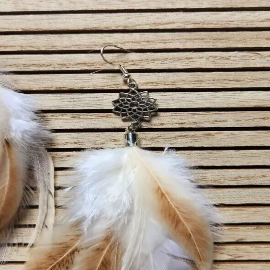 Elegant Beige and White Feather Earrings with Floral Accents – Bohemian Lightwei