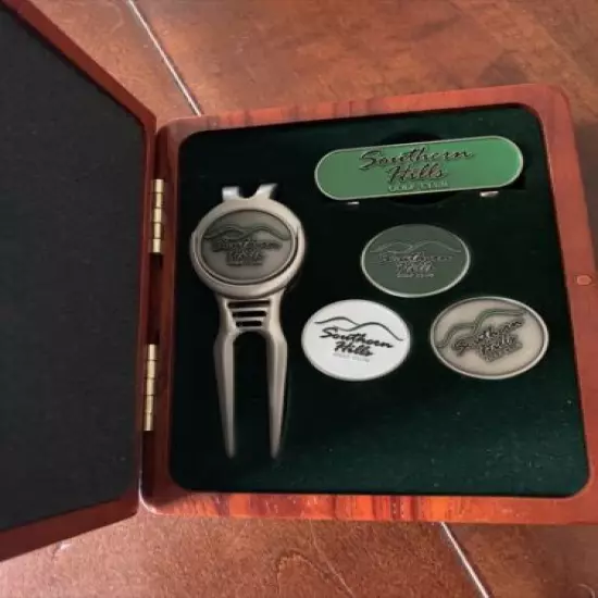 Sounthern Hills Golf Club ball markers ,divot tool in Box