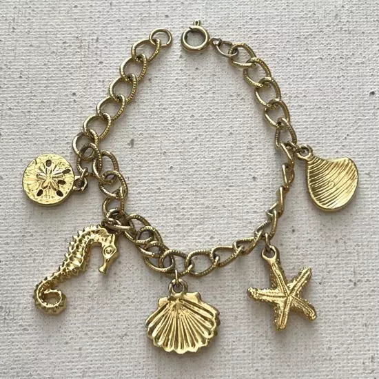 Vintage Avon Ocean Shell Seahorse Starfish Charm Gold Tone Chain Bracelet 6.75"